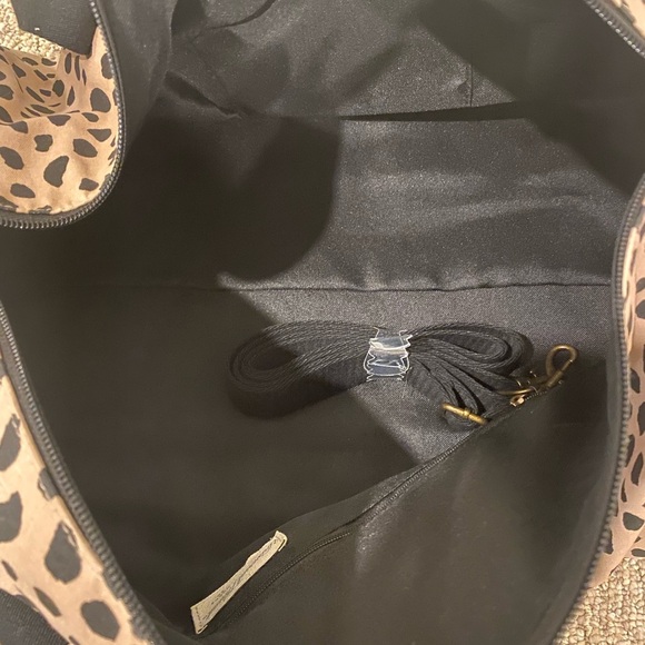 NWT Universal Thread Animal Print Duffel Bag - Picture 10 of 12